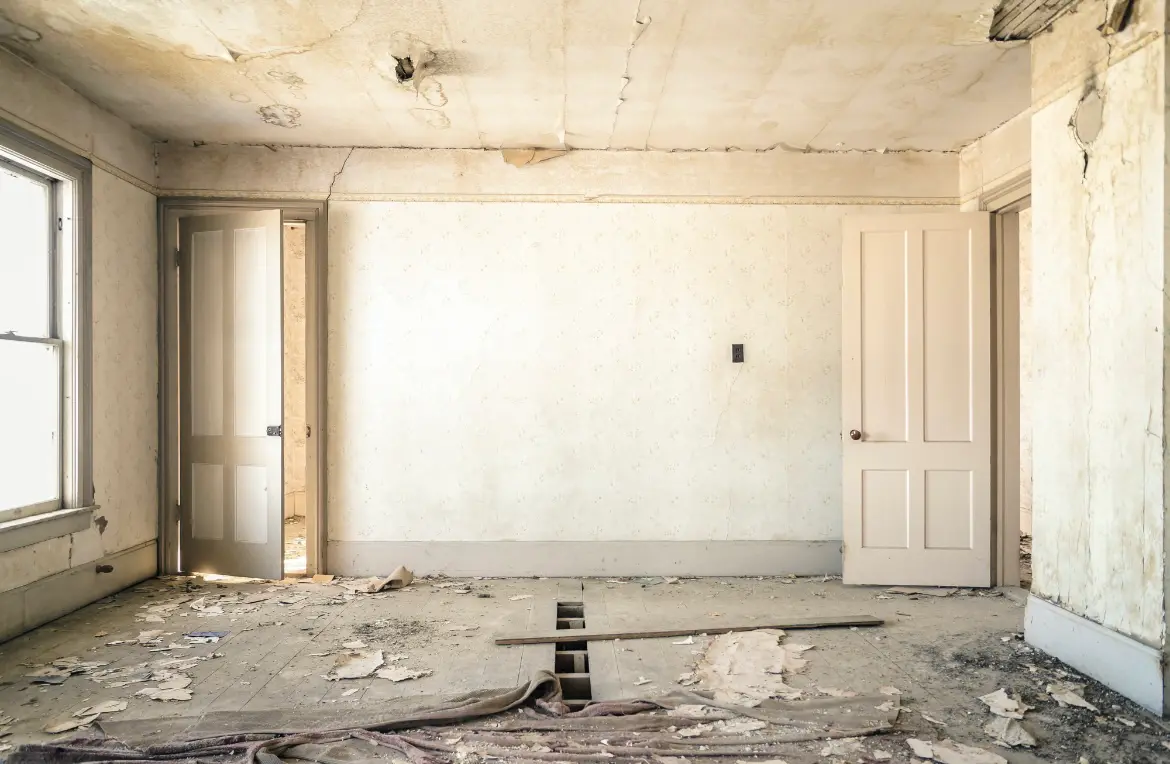 Waste disposal crew managing a cleanout project in Roseburg North